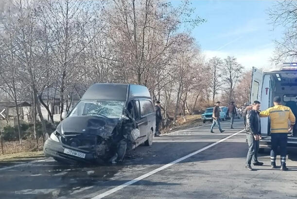 Oğuzda iki avtomobil toqquşub, 3 nəfər xəsarət alıb