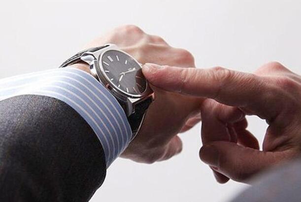 Bakıda brend saat adı ilə dələduzluq edən şəxs yaxalandı