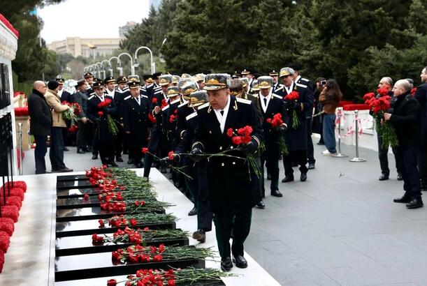 Prokurorluq əməkdaşları Şəhidlər xiyabanını ziyarət edib - FOTOLAR