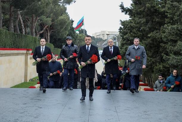 TƏBİB rəhbərliyi Şəhidlər xiyabanını ziyarət edib