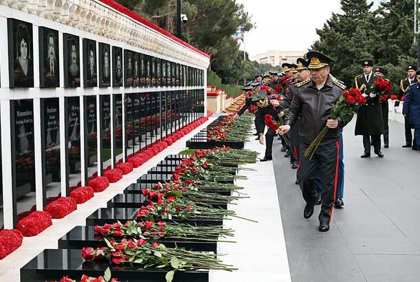 Müdafiə Nazirliyinin rəhbərliyi Şəhidlər xiyabanını ziyarət edib - FOTOLAR