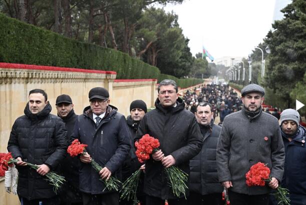 Medianın İnkişafı Agentliyinin nümayəndələri Şəhidlər xiyabanını ziyarət ediblər