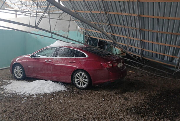 Qazaxda güclü qar səbəbindən evin talvarı çöküb