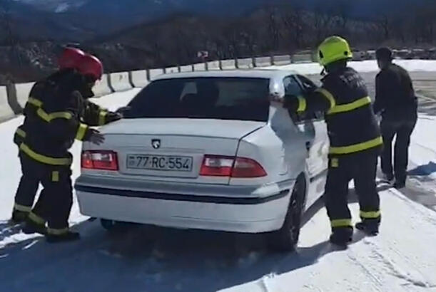 Buz bağlamış yollarda avtomobildə qalanlara kömək göstərilib