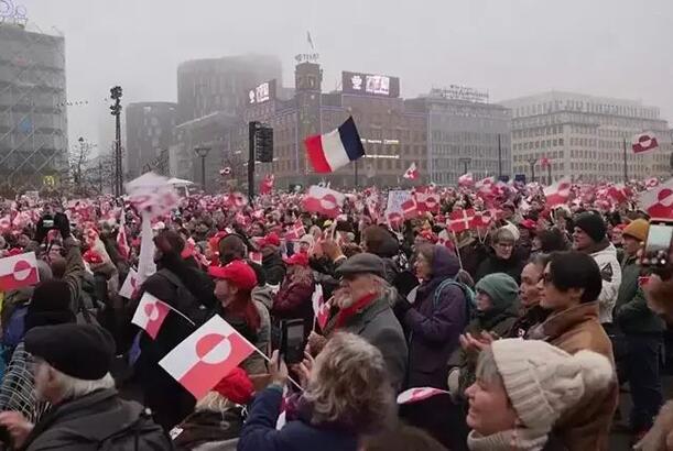 Danimarka xalqı Qrenlandiya üçün küçələrə çıxdı… Trampın papağı ilə istehza etdilər.