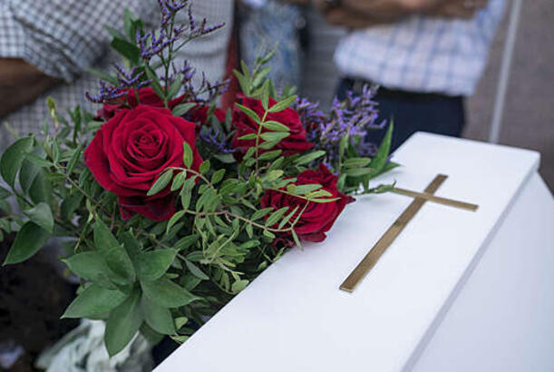 Ata şübhəli ölüm səbəbindən oğlunu dəfn etməkdən imtina edir...