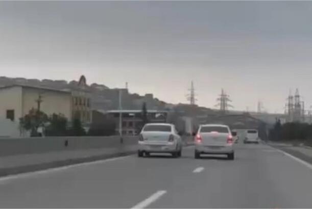 Yolda sürət yarışı təşkil edən sürücülər saxlanılıb