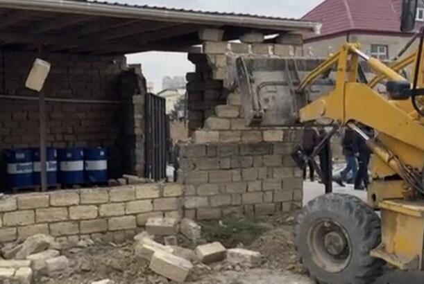 Xocasəndə qanunsuz tikili sökülüb