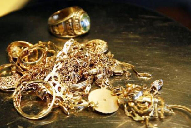 Avtobus dayanacağında çantasını unudan şəxsin qızılları oğurlanıb