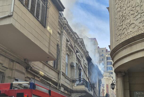 Bakının mərkəzindəki yanğınla mübarizə əməliyyatı davam edir - FOTO