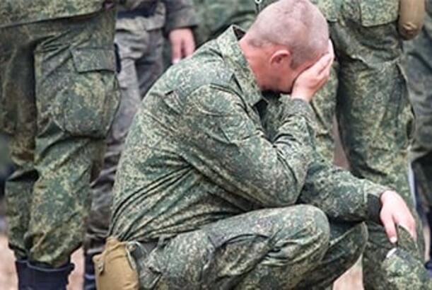 Rus komandirləri əsgərlərdən onlara pul ödəməyi tələb edirlər...