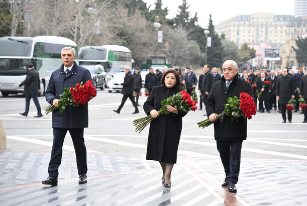 Dövlət və hökumət rəsmiləri Xocalı soyqırımı abidəsini ziyarət ediblər - FOTOLAR