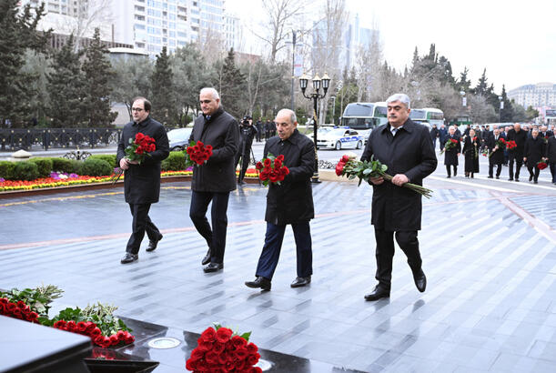 Nazirlər Kabinetinin kollektivi Xocalı soyqırımı abidəsini ziyarət edib