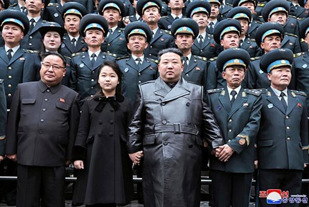 Kim Çen Inın qızı Pxenyanda keçirilən paradda liderlə birlikdə görünüb...