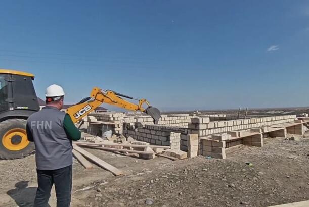 Gəncədə qanunsuz tikili sökülüb