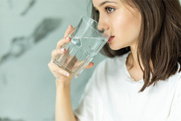 Səhərlər isti su içmək həqiqətən faydalıdırmı?