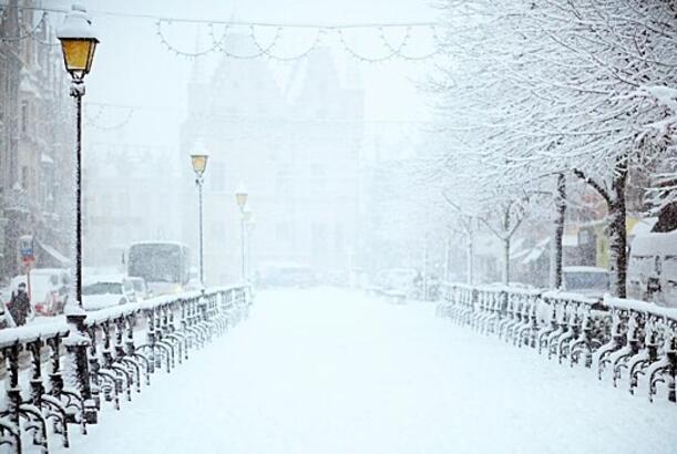 Qar niyə ağ görünür?