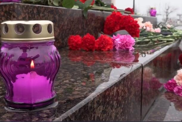 Ruslar Moskvadakı İran səfirliyinə gül gətirirlər...