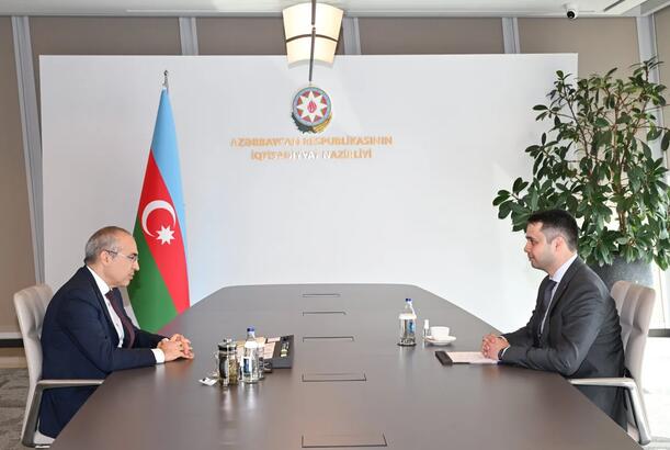 Mikayıl Cabbarov IV "Yüksəliş" müsabiqəsinin qalibləri ilə görüşüb