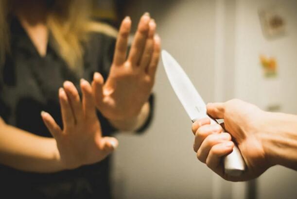 Qadın bıçaqlanıb, şübhəli qismində oğlu saxlanılıb