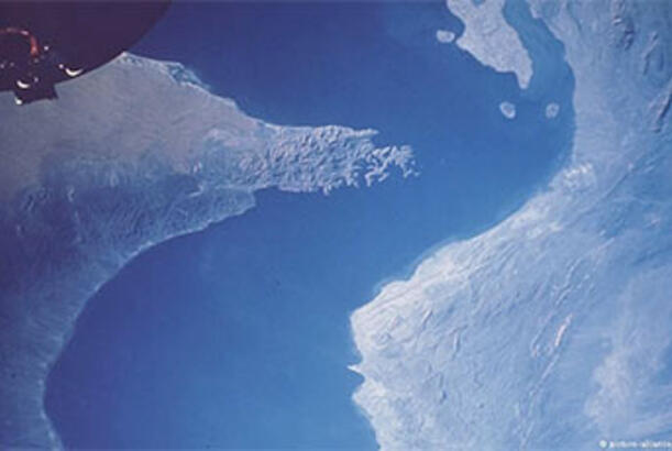 Gəmi sahibləri Hörmüz boğazından neft daşımaq üçün riskə gedirlər...