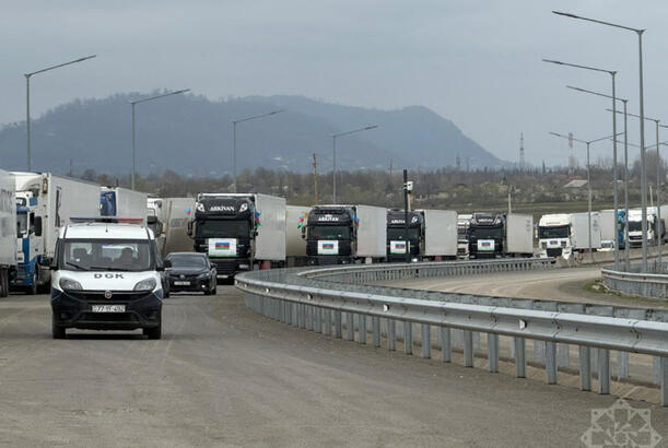 Azərbaycanın İrana göndərdiyi humanitar yardımı daşıyan yük maşınları sərhəddən keçib