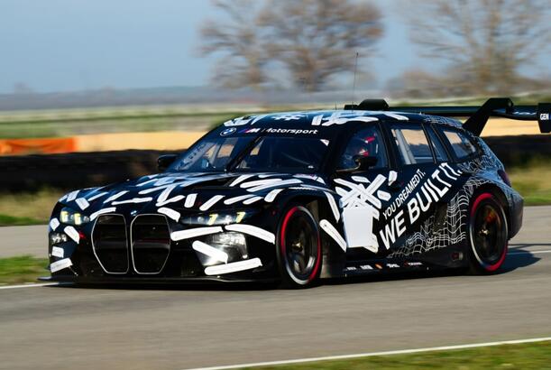 BMW 1 aprel zarafatını əsl yarış arabasına çevirdi...