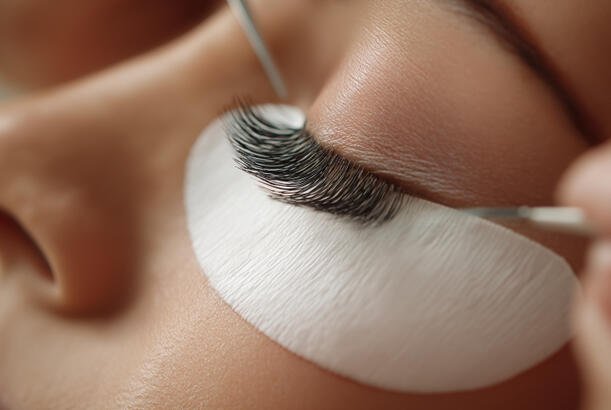 Təhlükəli gözəllik: Kirpik uzatmaları görmə qabiliyyətinizə zərər verə bilər...