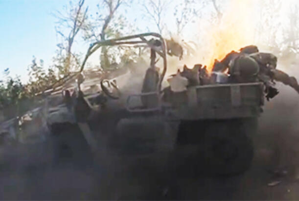 Pilotsuz təyyarə rus əsgərlərini daşıyan avtomobili vurub...