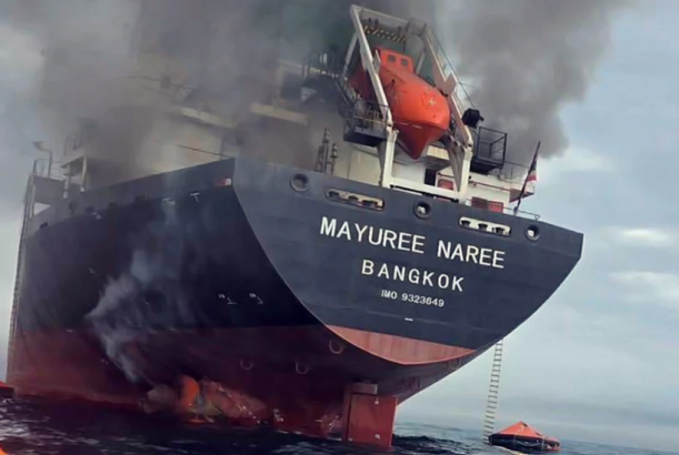 Hörmüz boğazında zədələnən yük gəmisi İran sahillərində saya oturub, üç gəmiçi itkin düşüb