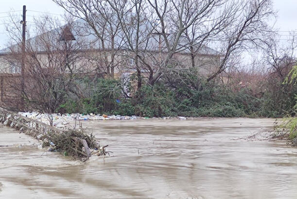 Xaçmazda selin fəsadları: 500-dən çox evi su basıb, avtomobil körpüsü dağılıb