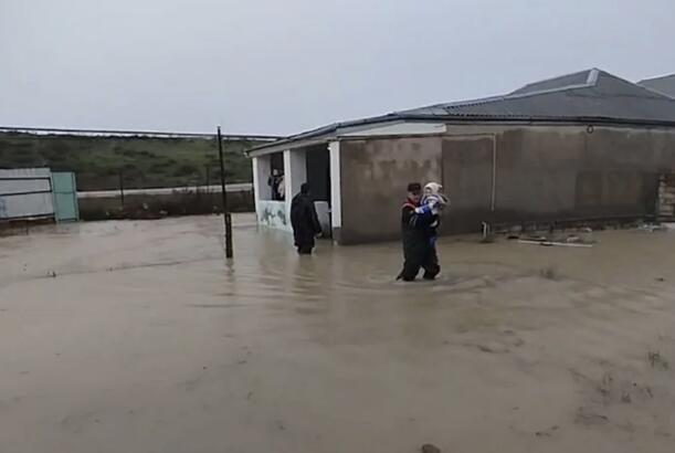 Bakı, Sumqayıt və Abşeronda su basmış ərazilərdən 42 nəfər təxliyə edilib