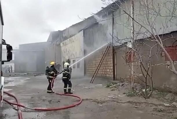 Binəqədidə yerləşən anbarda yanğın başlayıb