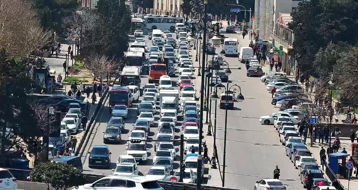 Bakıda iki prospektin kəsişməsində aparılan təmir işləri ilə əlaqədar bir sıra yollarda sıxlıq müşahidə olunur