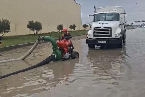 Keşlədə 58 nəfər təxliyə edilib, Bakıda su basmış yerlər təmizlənir