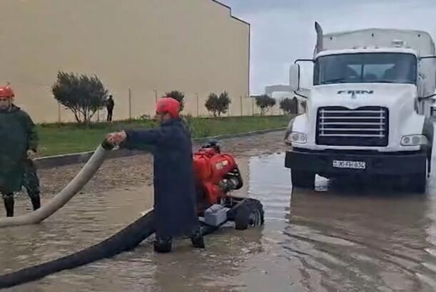 Yağışların yaratdığı fəsadların aradan qaldırılması işləri gecə saatlarında fasiləsiz davam etdirilib - FHN