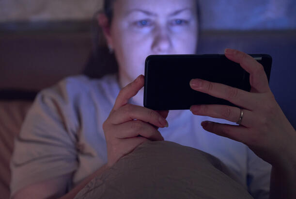 Belinizi düz saxlayın: smartfondan istifadə onurğanıza necə zərər verir...