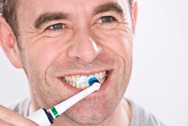 Təravətli nəfəsin açarları: Dilinizi hər gün təmizləmək niyə vacibdir..?