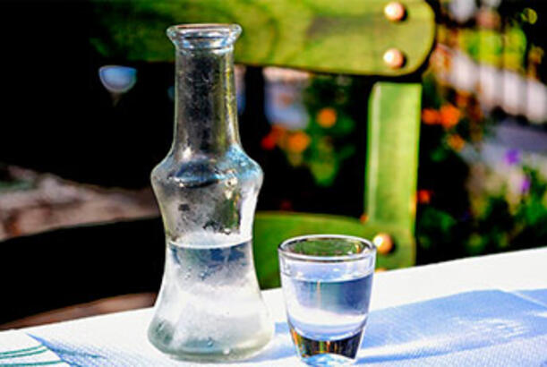 Ruslar kəmər sıxma səbəbindən daha çox araq içməyə başlayıblar...