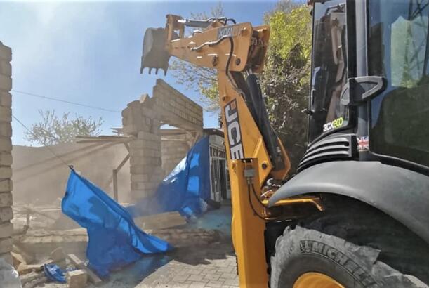 Gəncədə qanunsuz inşa olunan tikili sökülüb