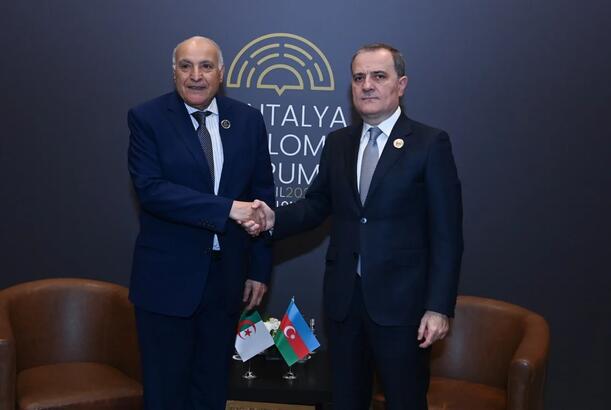 Ceyhun Bayramov əlcəzairli həmkarı ilə Yaxın Şərqdəki gərginliyi müzakirə edib