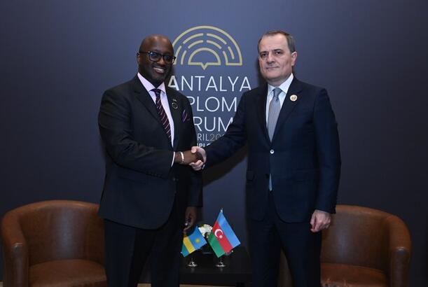 Ceyhun Bayramov ruandalı həmkarı ilə çoxtərəfli əməkdaşlığın perspektivlərini müzakirə edib