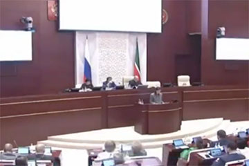 Tatarıstanda rus dilində danışan qadın məmur sərt tənqid edilib...