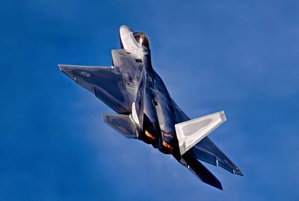 F-22 Raptor cazibə qüvvəsinə meydan oxuyur...