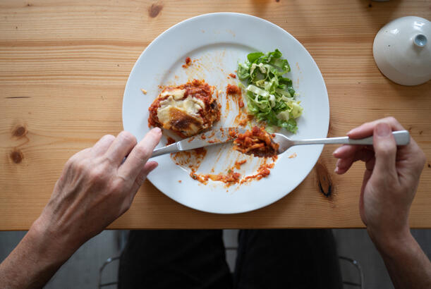 Bağırsaqlar üçün ikiqat zərbə: Gecə yeməyi sağlamlığınıza necə zərər verir...