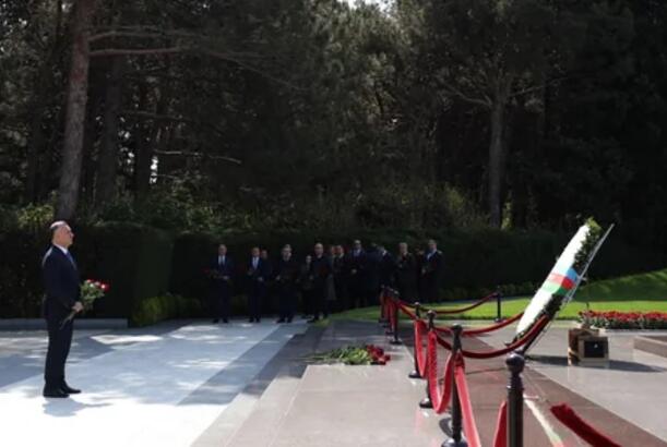 Səhiyyə nazirliyinin rəhbər heyəti Zərifə Əliyevanın məzarını ziyarət edib - FOTOLAR