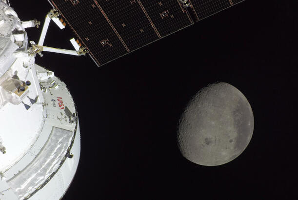 Ayın uzaq tərəfində nəhəng bir metal kütləsi gizlənir...