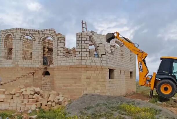 Gəncədə qanunsuz inşa olunan tikililər sökülüb