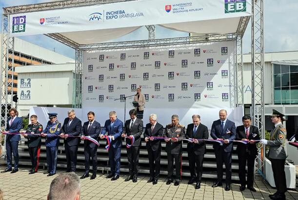 Zakir Həsənov IDEB sərgisində təkərli və tırtıllı texnikaya hücumun nümayişlərini izləyib - FOTOLAR