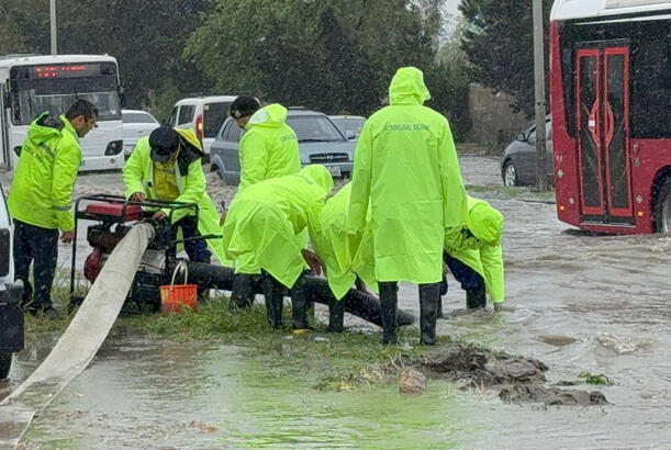 Bakıda intensiv yağışların yaratdığı fəsadların aradan qaldırılması istiqamətində işlər davam edir